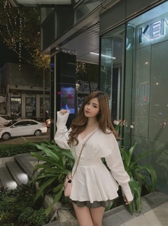 Áo trắng xoè bo eo