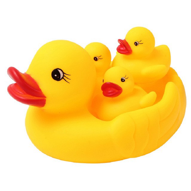 Đàn vịt thả hồ tắm cho bé gồm 1 mẹ và 3 con