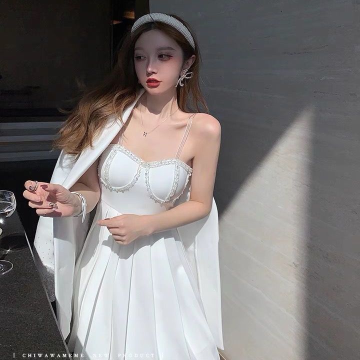 Váy hai dây màu trắng nhạt thời trang sang trọng gợi cảm cho nữ
