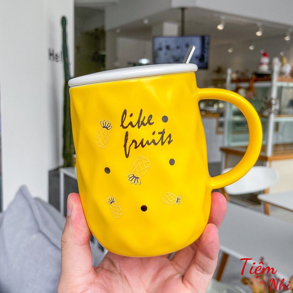 Ly sứ có nắp cao cấp in hình quả dứa, dâu, bơ, dưa hấu mùa hè kèm muỗng cà phê 430ml Tiệm Của Nhi LSCN001