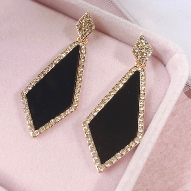 Khuyên tai Black Diamond