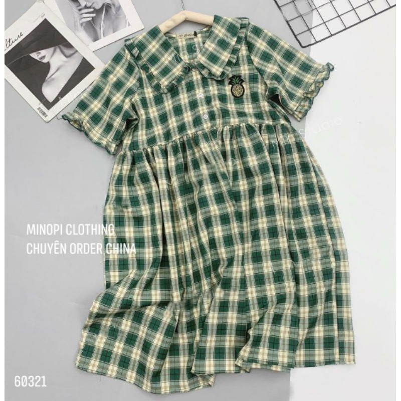 Váy kẻ thêu quả dứa cổ bẻ dáng babydoll fom rộng