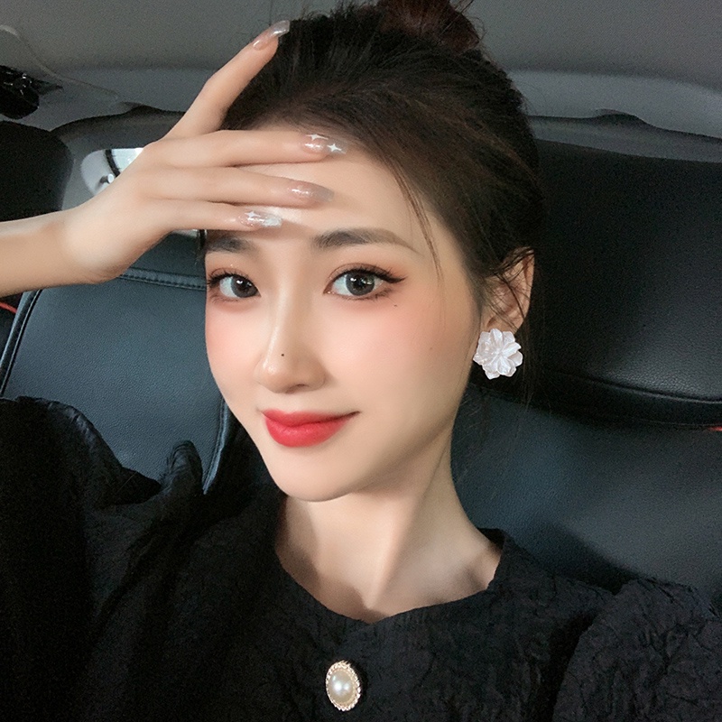 Đôi bông tai hình hoa màu trắng cho nữ