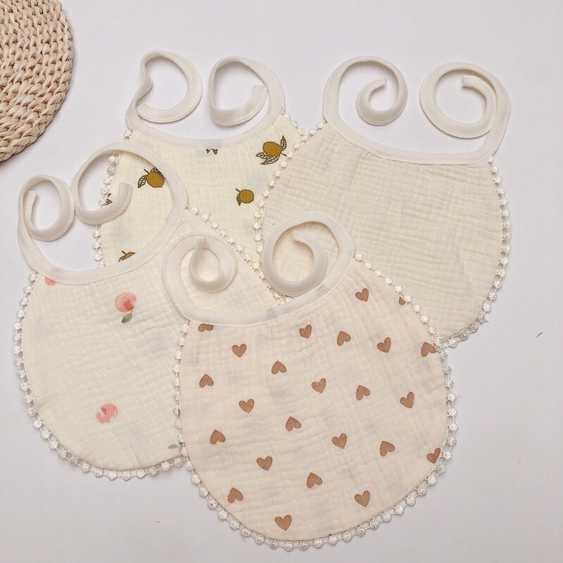 Yếm xô có viền trang trí chất liệu xô muslin có dây buộc cho bé
