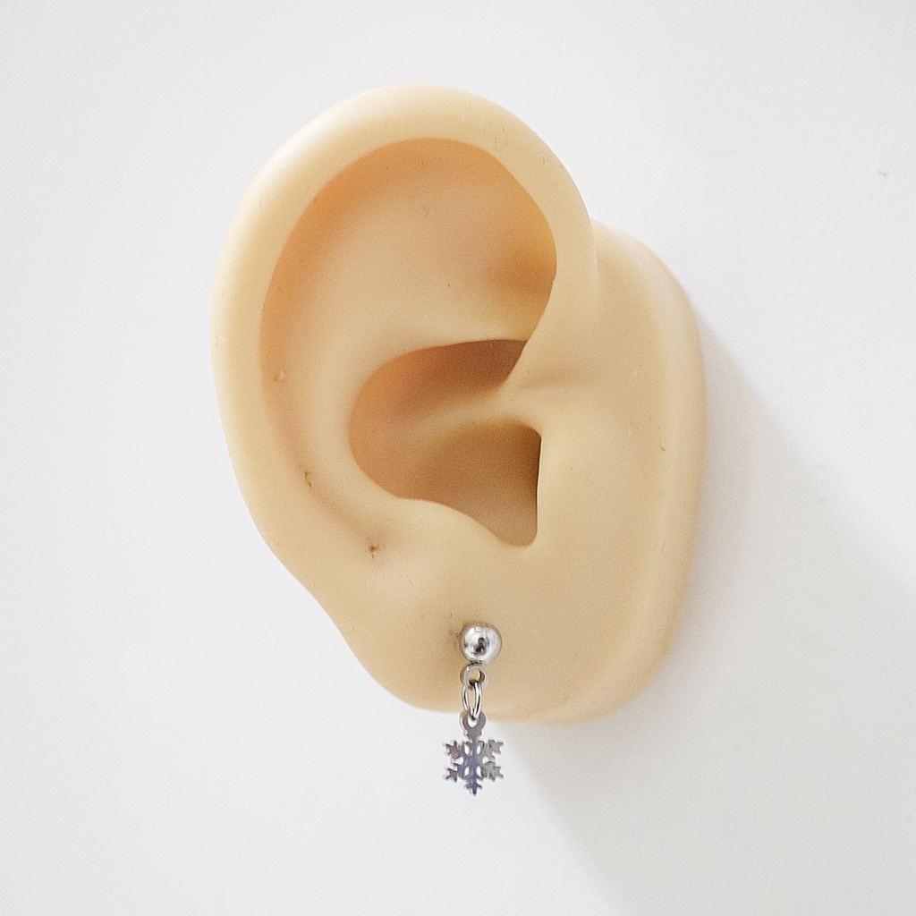 Khuyên Tai Titan Unisex Có Charm Hoa Tuyết Bi Tròn Không Gỉ Sét Không Ngứa Bông Tai Julies Box 66