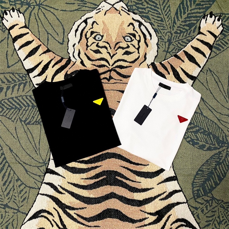 Áo Thun Tay Ngắn In logo PRADA Đơn Giản Thời Trang Và Hiện Đại Dễ Phối Đồ Thiết Kế Hình Tam Giác Cổ Điển Thoải Mái Cao Cấp