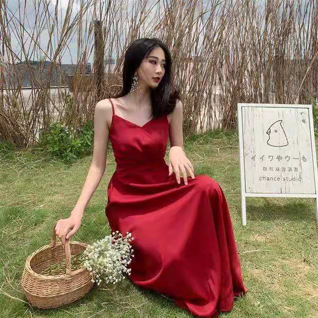 Đầm hai dây màu đỏ phong cách Pháp thời trang xuân hè 2021