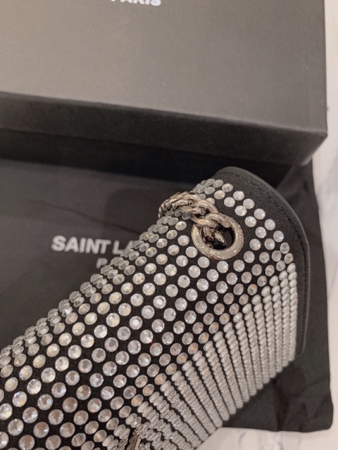 Túi đeo chéo đeo vai clutch đá logo mạ bạc tua rua da lộn màu đen fullbox có hộp