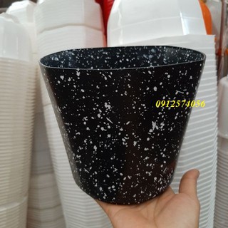 Chậu nhựa màu đen giả đá đường kính trên 17cm và cao 15cm