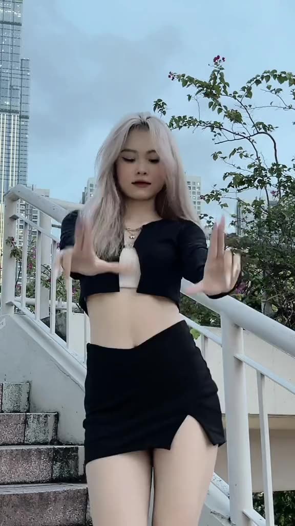 Chân váy cony , chân váy xẻ đùi màu đen dáng chữ a lưng cao chữ V kèm quần trong chất vải dày dặn co giãn tốt 23thang9 | BigBuy360 - bigbuy360.vn