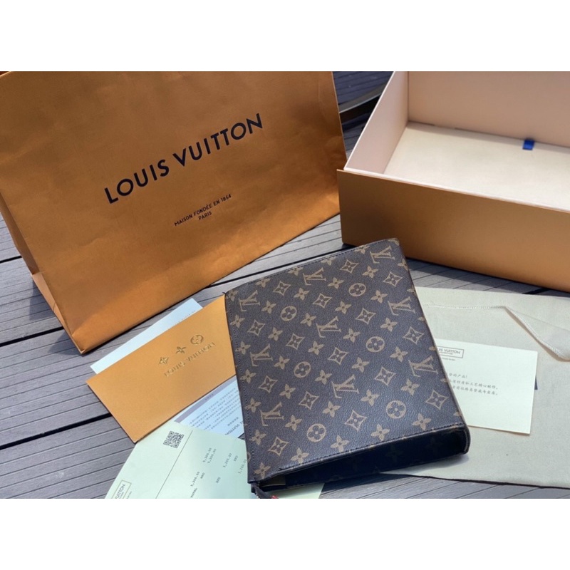 Clutch L V pouch cầm tay  fullbox