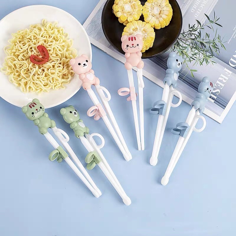 Đũa tập ăn cho bé đũa ăn dặm tập gắp xỏ ngón hình gấu kèm hộp đựng D03 Homedy Kids