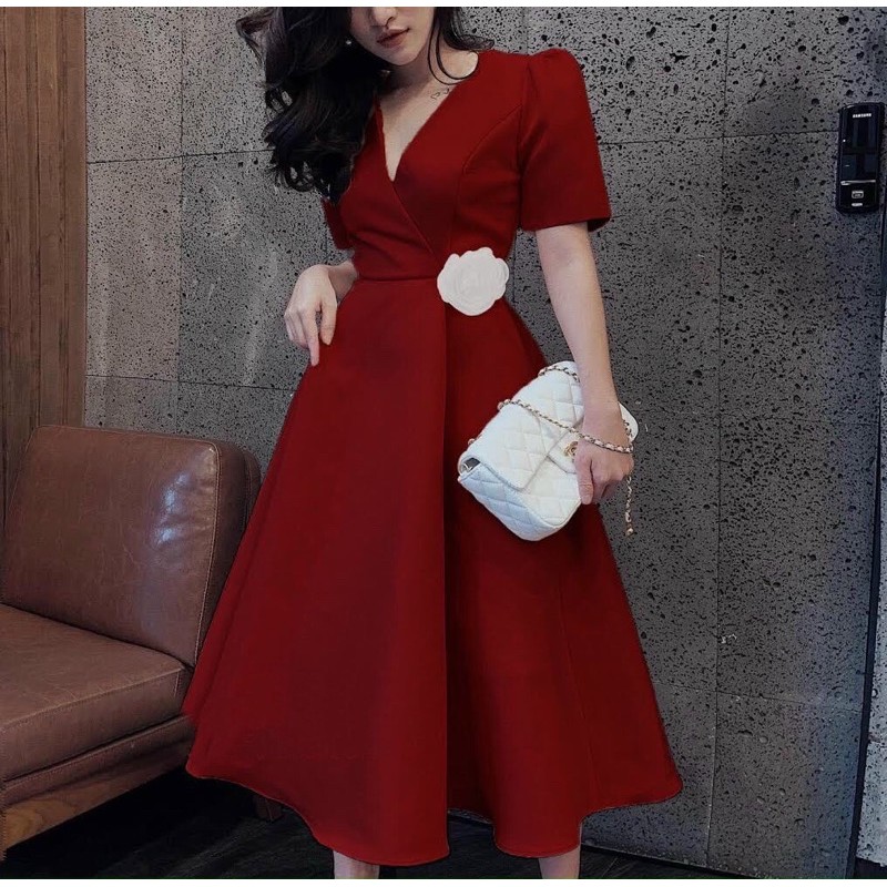 Đầm maxi đỏ xòe tay con đắp chéo cổ V kèm hoa [TH8657]