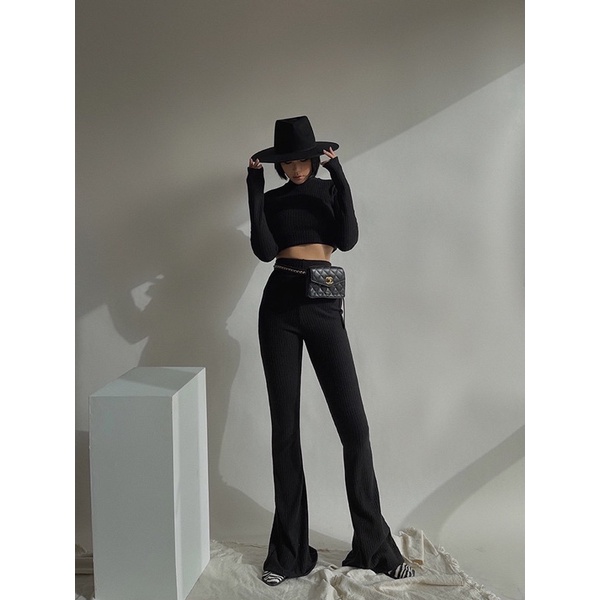 Set Black Uni chất Thun gân mềm gồm áo croptop dài tay với quần Flare Pants chất thun gân mịn độ co giãn cao
