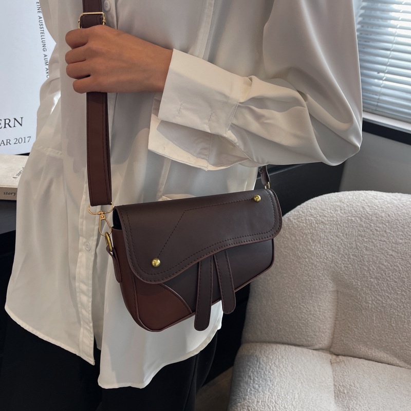 Túi Đeo Vai Hình Yên Ngựa Phối Dây Xích Thời Trang Cao Cấp Cho Nữ