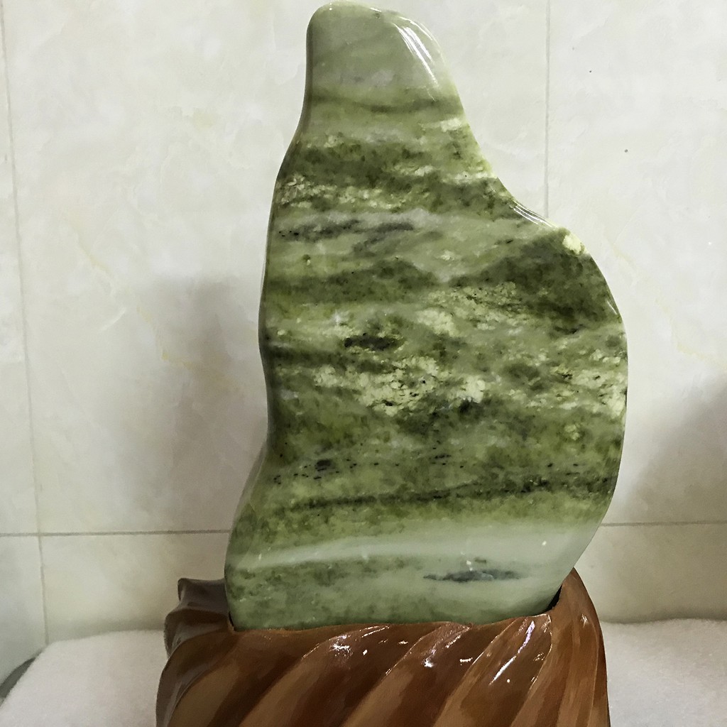 Cây đá để bàn ngọc tự nhiên màu xanh lá xanh cốm bóng cho người mệnh Hỏa và Mộc nặng 6kg