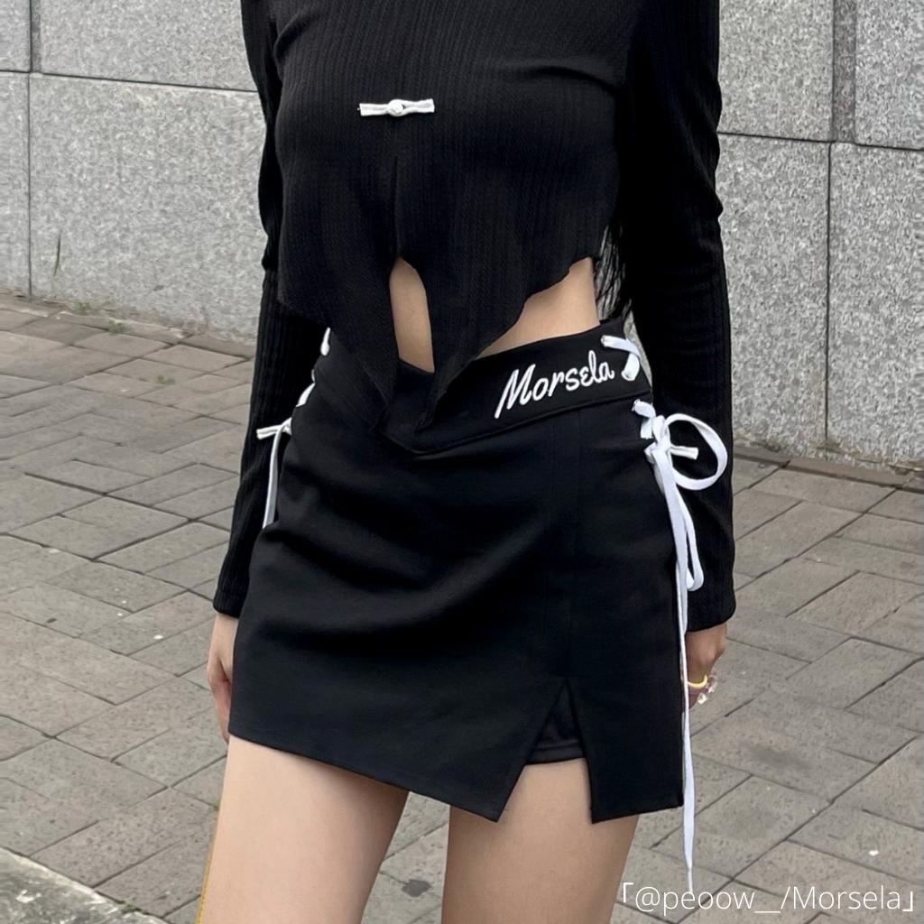 MORSELA® chính hãng - Chân váy ngắn ôm body ARIEL xẻ tà đùi form chữ A thêu logo phong cách sexy kèm quần bảo hộ trong