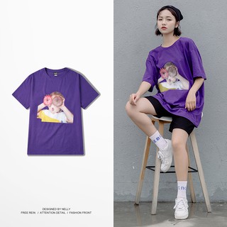 [NY1674] Áo thun ngắn tay cổ tròn in hình Đứa Bé Cầm Bánh (NELLY)