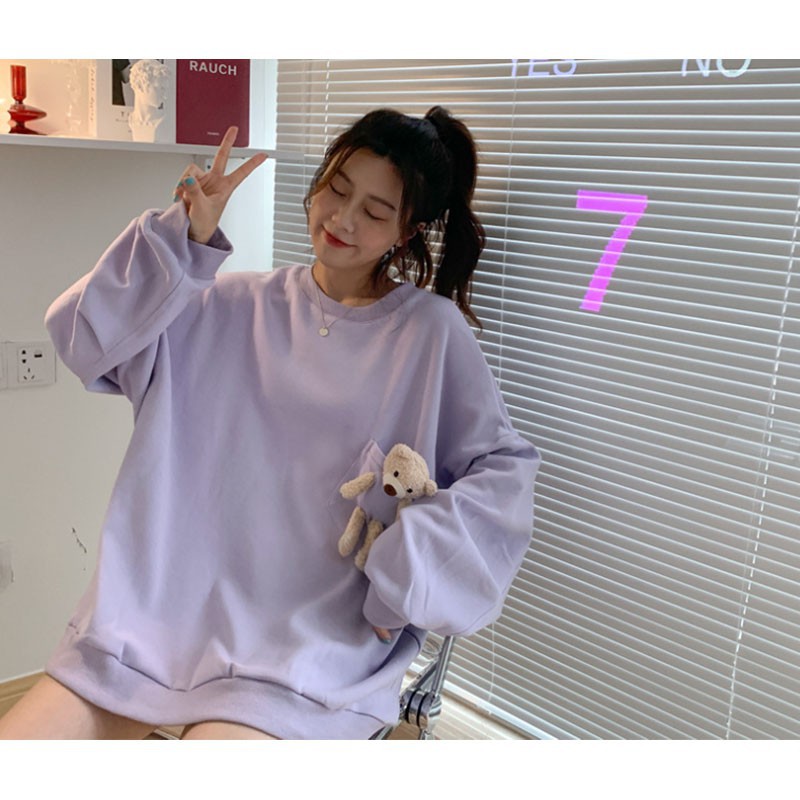 Áo Sweater Vải Cotton Mỏng Dáng Rộng Cổ Tròn Phối Túi In Hình Gấu Đáng Yêu