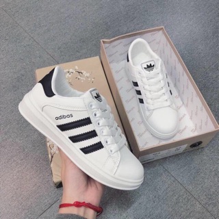 Giày thể thao adibas