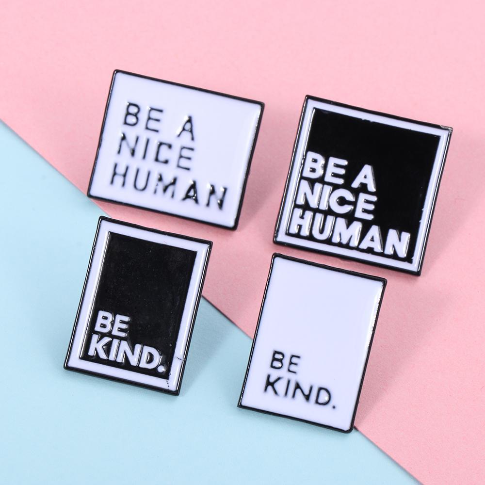 Ghim Cài Áo Tráng Men Màu Trắng Đen Đơn Giản Tùy Chỉnh In Chữ BE A NICE HUMAN