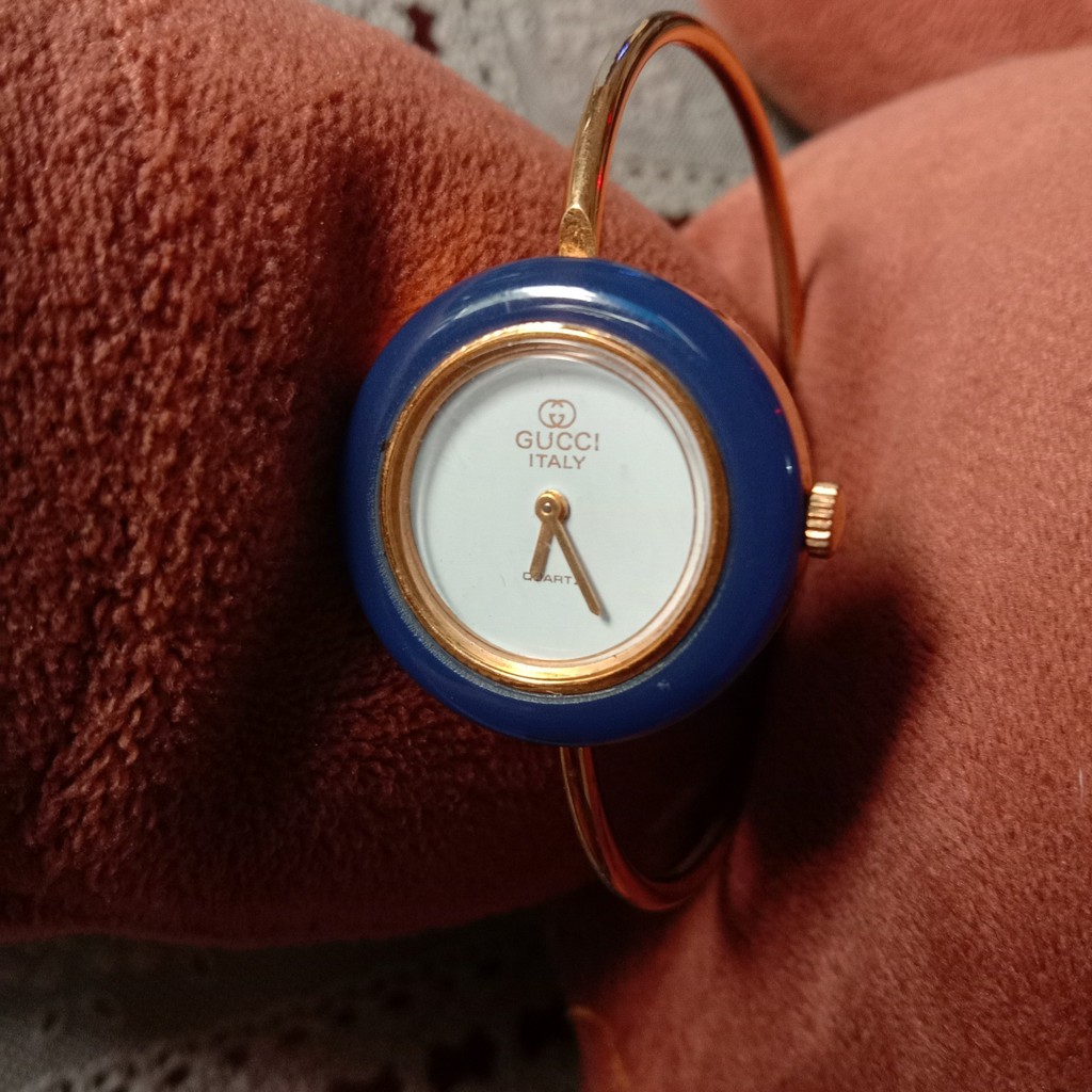Đồng hồ nữ Gucci 20mm mặt tròn, 2 kim, dạng kiềng, máy quartz, mạ vàng 24k