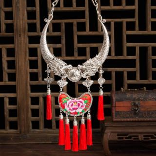 Kiềng cổ thêu hoa văn