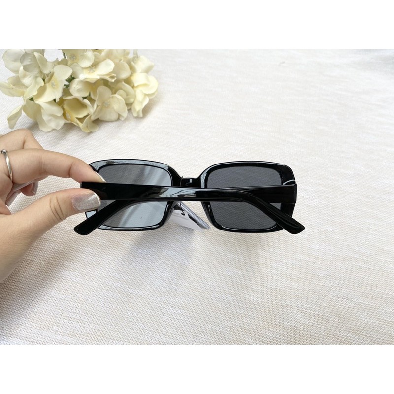 Kính râm mát Sinsay xước ở tròng giảm còn 90k sang sịn mịn ạ, Có Mail mua hàng tại web của hãng.
