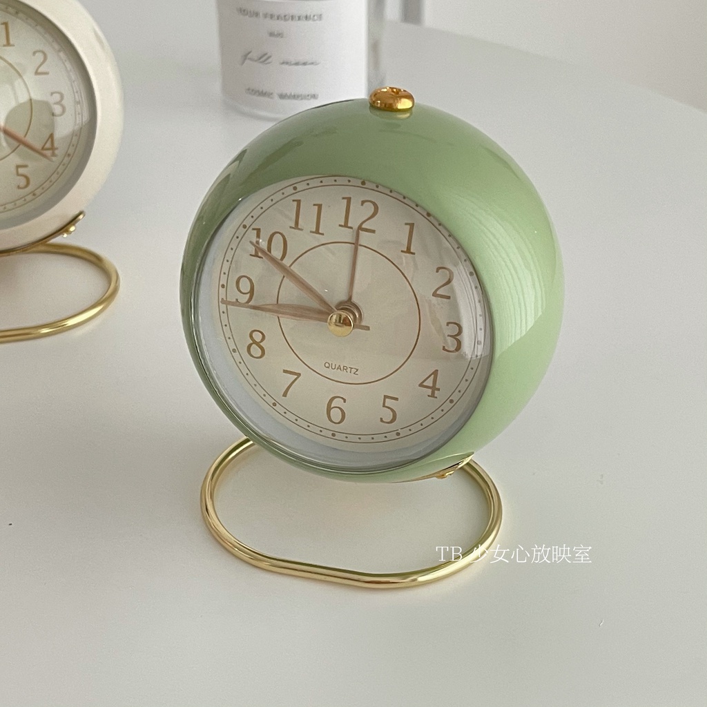 Đồng hồ báo thức phong cách Vintage khung kim loại sang trọng, phù hợp làm decor chụp ảnh