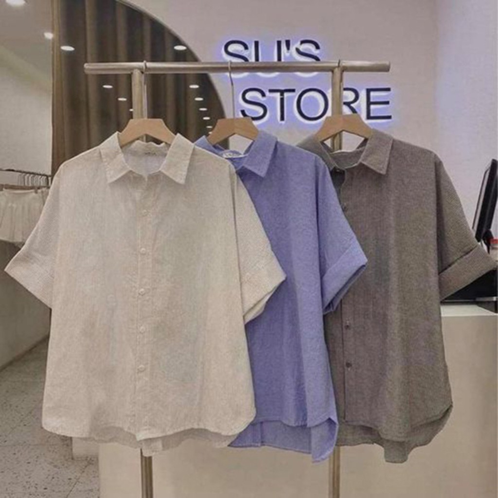 Áo sơ mi cộc tay, xẻ lưng có cúc cài cực hot, có 3 màu kẻ đen, kẻ trắng, kẻ xanh, chất vải thô, freesize tối đa 55Kg