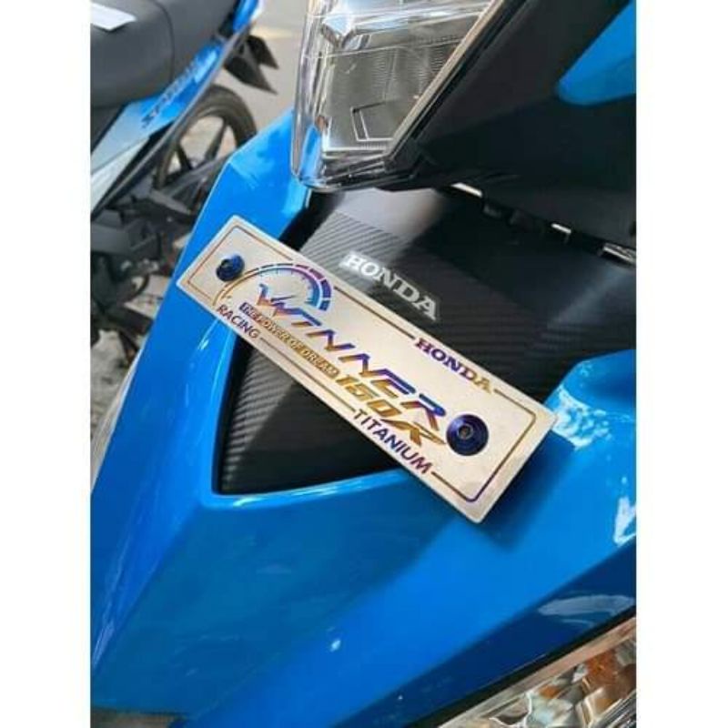 Bảng tên titan winner tặng kèm pát gắn