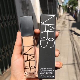 Kem nền Nars Natural Radiant Longwear Foundation