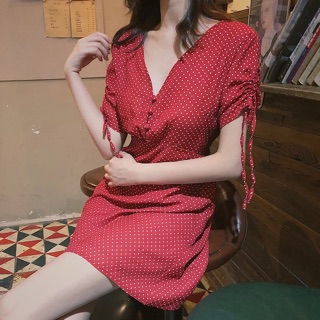 Váy đỏ chấm bi cổ V