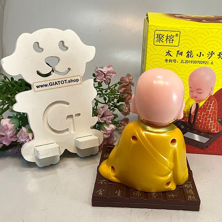 Tượng phật chú tiểu gõ mõ tụng kinh dùng pin nlmt áo cà sa vàng cao cấp