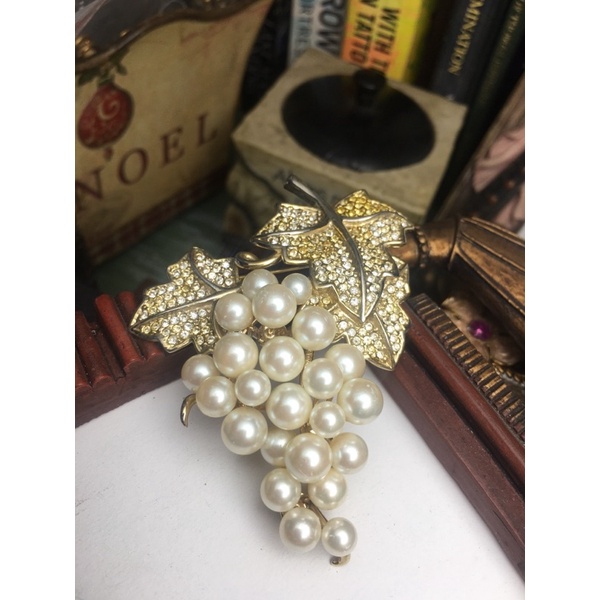 Cài áo vintage to -chùm nho đính trai đá