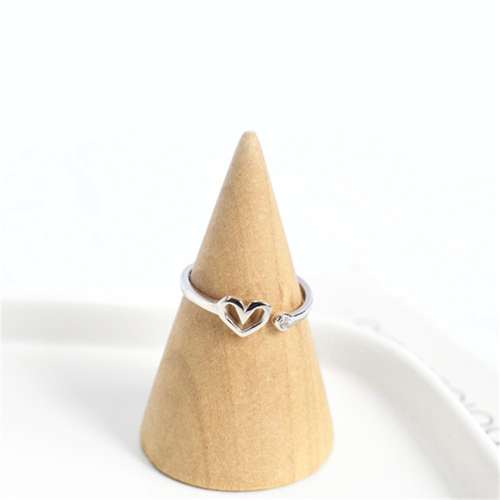 Nhẫn nữ hình trái tim thiết kế tinh tế và ấn tượng