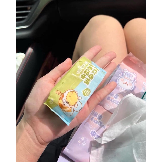 Khăn giấy ướt bỏ túi siêu mini, để đâu cũng vừa
