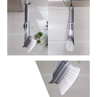 Cây cọ rửa kèm bình xịt đa năng.