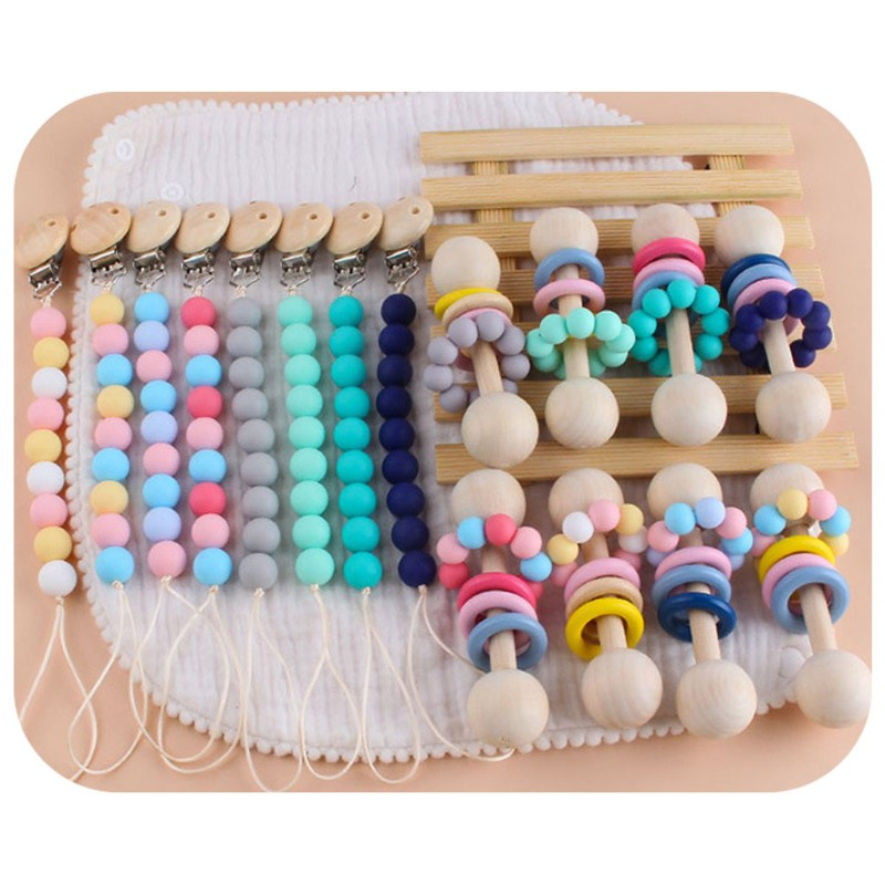 Bộ đồ chơi lục lạc gỗ và dây đeo núm ti em bé bằng silicon