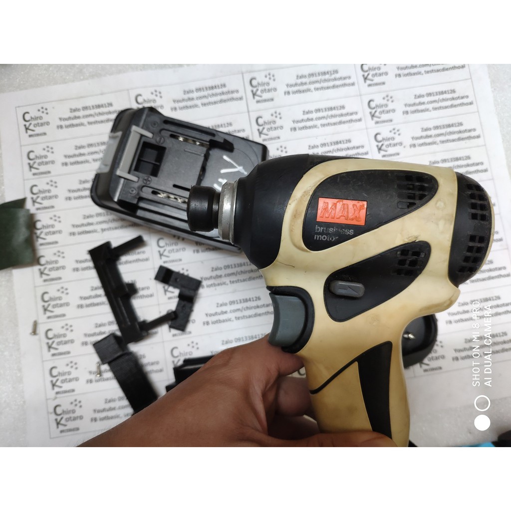 Đế chuyển chân khoan, vit MAX 14.4V  loại 4 chân tiếp xúc sang dùng pin cài Makita