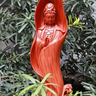 Tượng Quan Âm Trong Lá Sen
