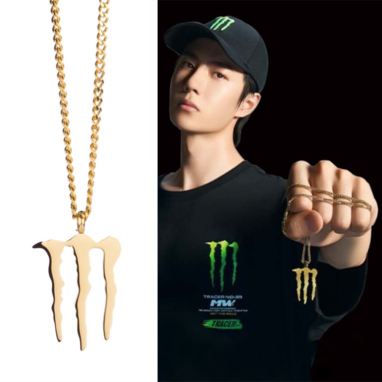 Dây chuyền logo M nước tăng lực Monster Vương Nhất Bác