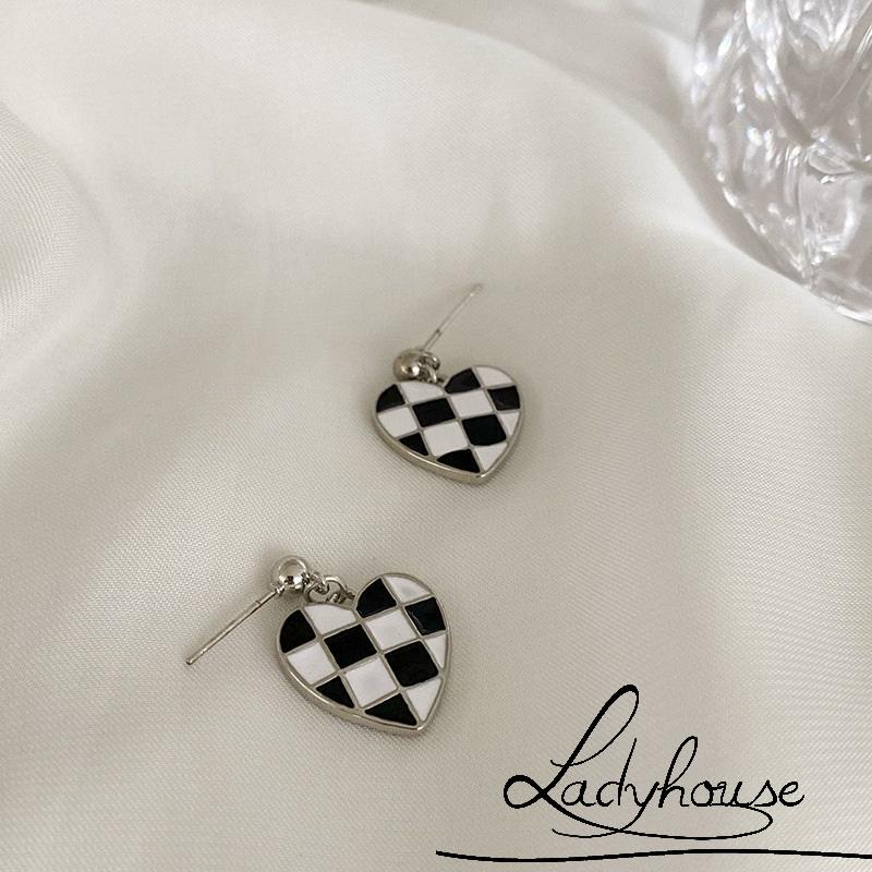 Bông tai hợp kim mặt hình trái tim kẻ caro trắng đen thời trang dành cho nữ