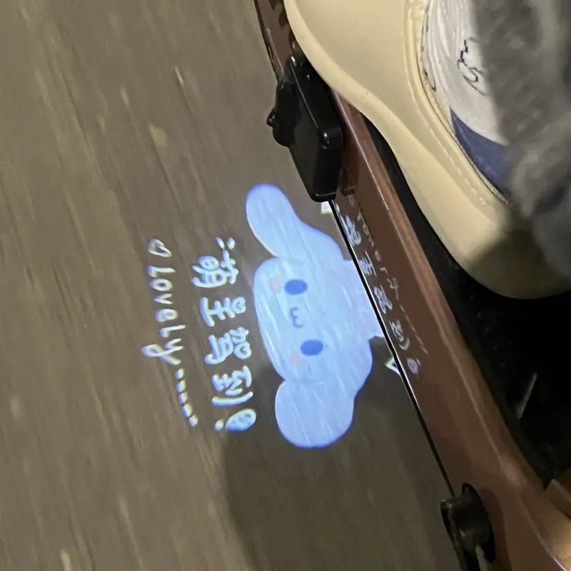 Đèn led hoạt hình gắn cửa oto