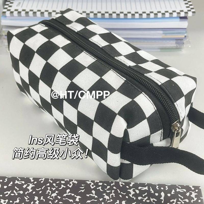 ⭐ iLado ⭐ Túi dễ thương theo chủ đề iLado Nylon đen mạng tinh thể phong cách ca rô túi có dây kéo nhỏ hộp đựng bút ba chiều bút dễ thương có dây kéo văn phòng túi đựng đồ cá nhân Phong cách nữ tính nhẹ nhàng
