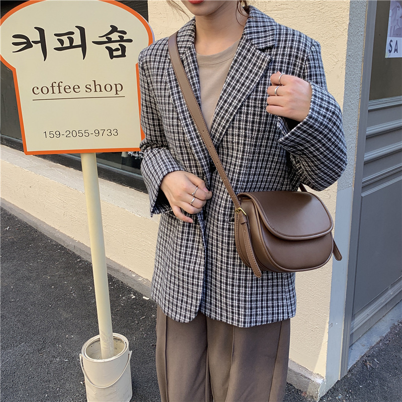 Túi đeo chéo dễ phối đồ kiểu dáng thời trang cho nữ