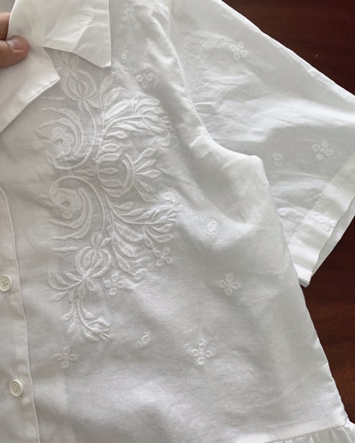 Áo linen stock mềm thêu hoa rơi.Hình cận vải shop chụp