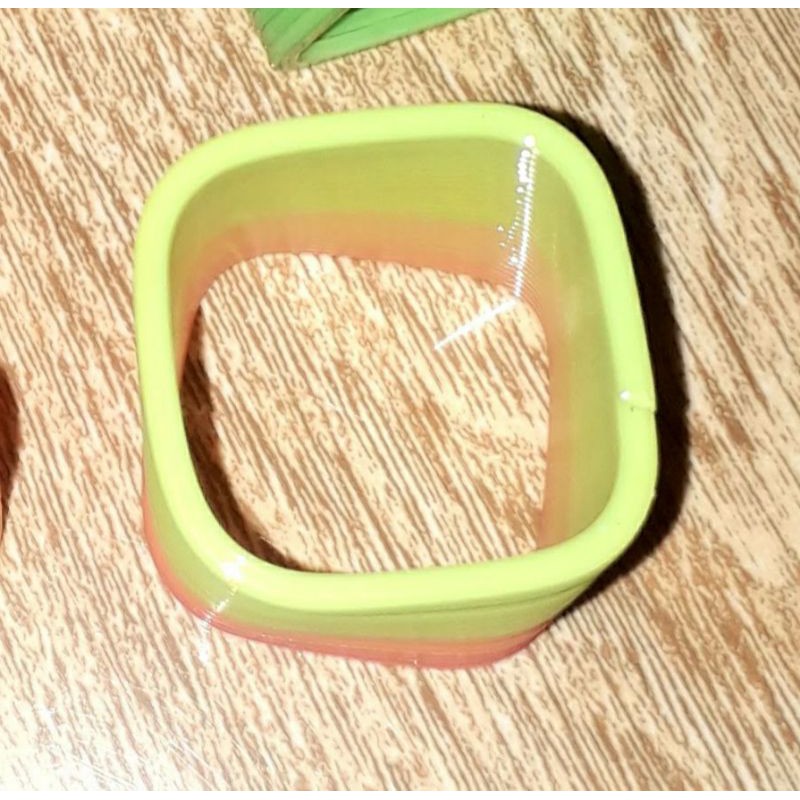 Một cái cầu vòng lò xo nhiều màu sắc loại 40mm bằng nhựa rất đẹp