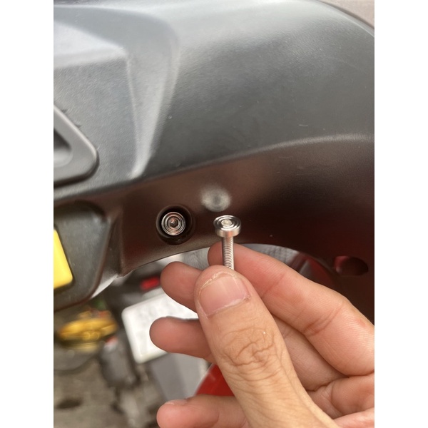 Ốc inox bợ sau dành cho Future Neo. Made in Thailand. 1 bộ gồm 2 con