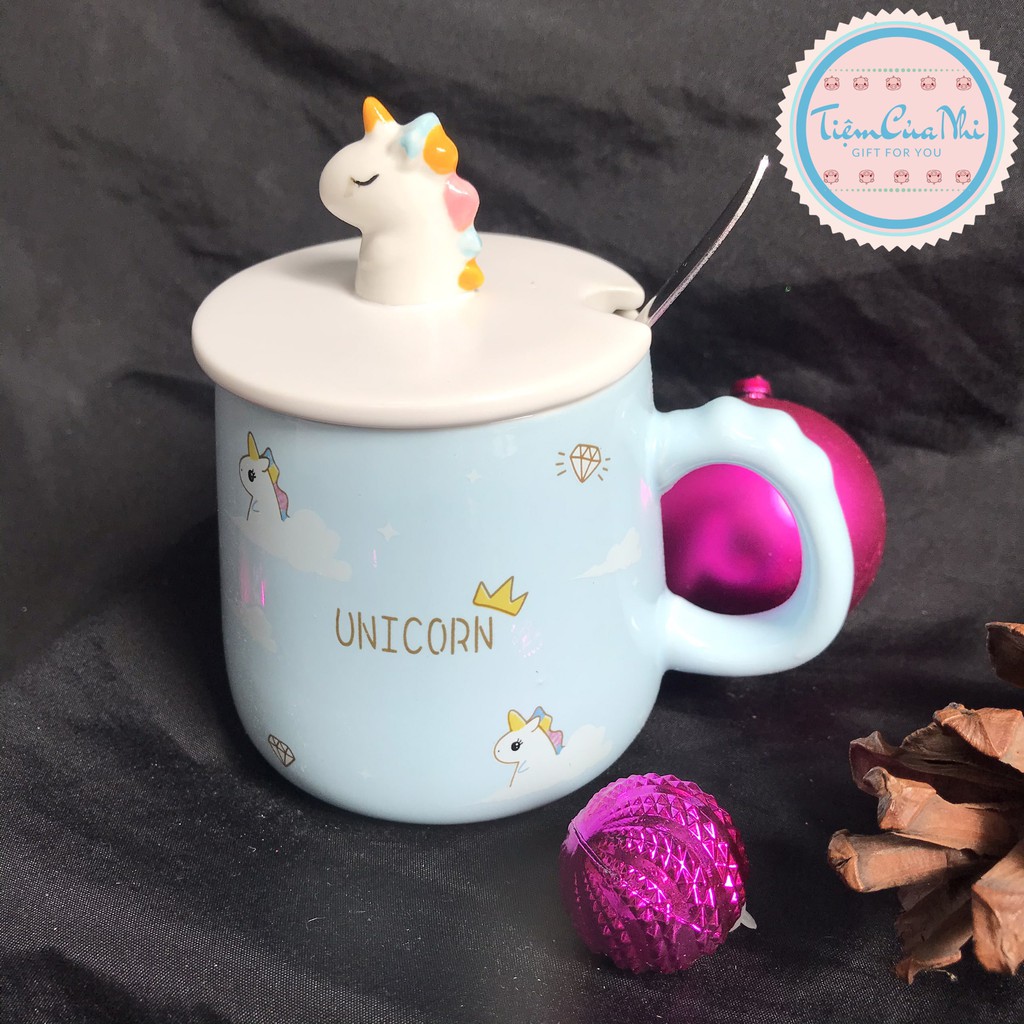 Ly sứ có nắp gắn ngựa 3D màu trắng in hình unicorn hồng có quai cầm kèm muỗng cà phê 350ml Tiệm Của Nhi LSCN17